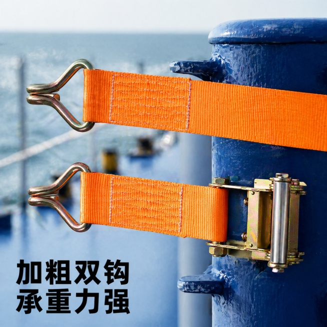 [主图] 拉紧器双钩细节展示，轮船系船柱场景；商业摄影质感，光线柔和通透，产品清晰真实，画面干净高级。保持双钩和织带接头结构、材质、颜色与实拍图绝对一致，杜绝变形色差。双钩挂在蓝色轮船系船柱上，背景虚预览效果