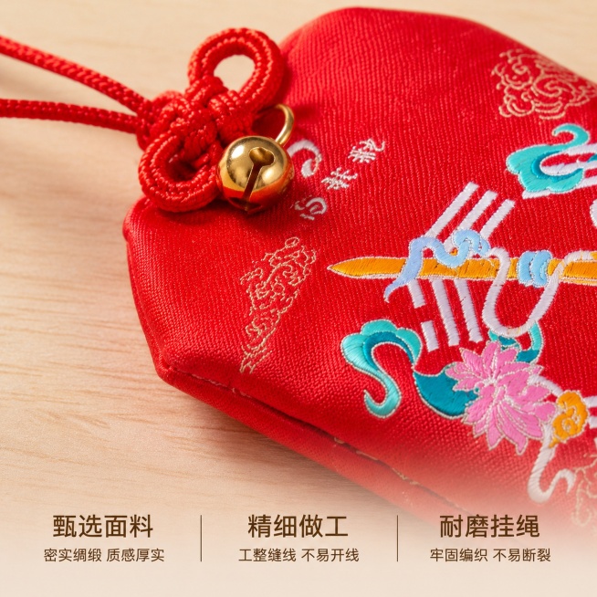 [主图-3] 福袋材质工艺细节展示
[氛围风格] 新中式国风，品质质感氛围
[画质] 商业摄影质感，光线柔和通透，纹理清晰，画面干净高级
[元素] 放大展示福袋的侧边包边、绳结铜扣细节，主体占比约70预览效果