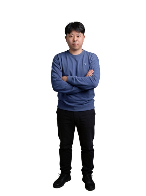 在原图基础上扩展生成完整的全身照，保持人物原有样貌、蓝色长袖上衣、抱臂姿势和纯白色背景不变，扩展出腰部以下完整的下半身预览效果