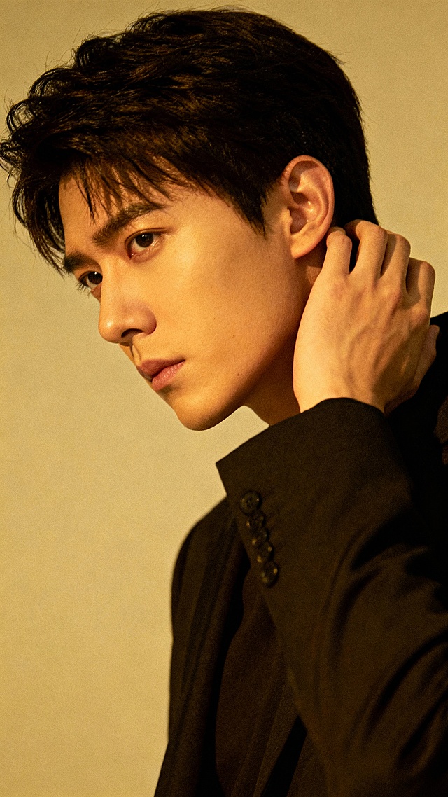 帮我生成20张明星写真图，都市时尚肖像，包含深色西装男性、格纹衬衫中年男性、红发墨镜女性、年轻时尚女性、皮夹克领带男性与侧身扶耳青年，背景涵盖纯色、天空与现代弧线元素，整体比较干净的亮色为主色调，比如白色蓝色，白黄色，暖色等呈现专业、简约且富有疏离感的时尚摄影风格。