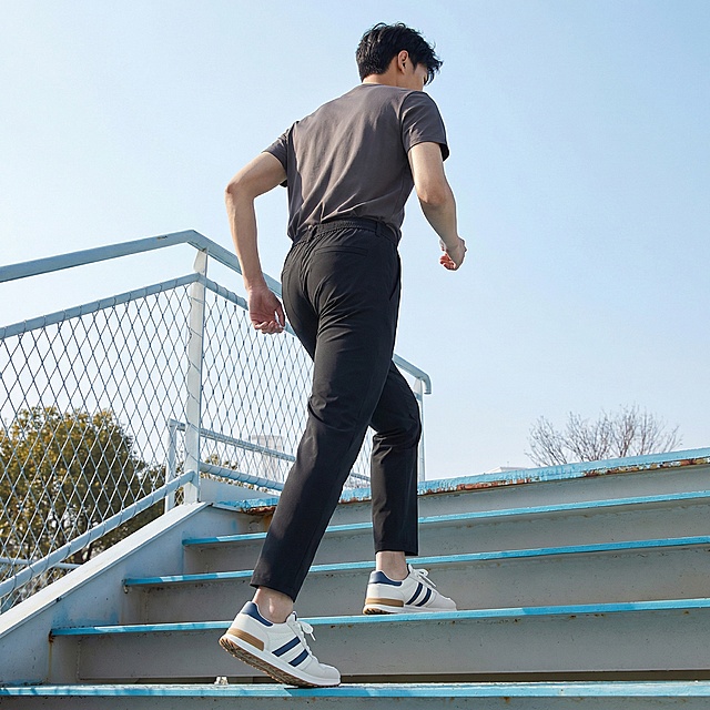 「图片1」「图片1」把图片一的模特放到图片二的场景中去 不改变人物和动作,尺寸为900*900