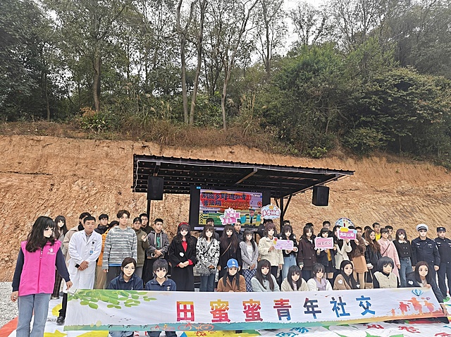 仅将图中所有人脸替换为动漫风格人脸，图片其他部分完全保持不变