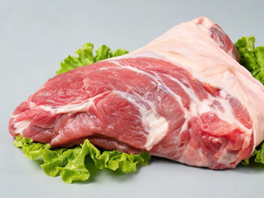 单独展示前腿肉，新鲜真实感肉质，生菜点缀，生鲜产品高清摄影预览效果
