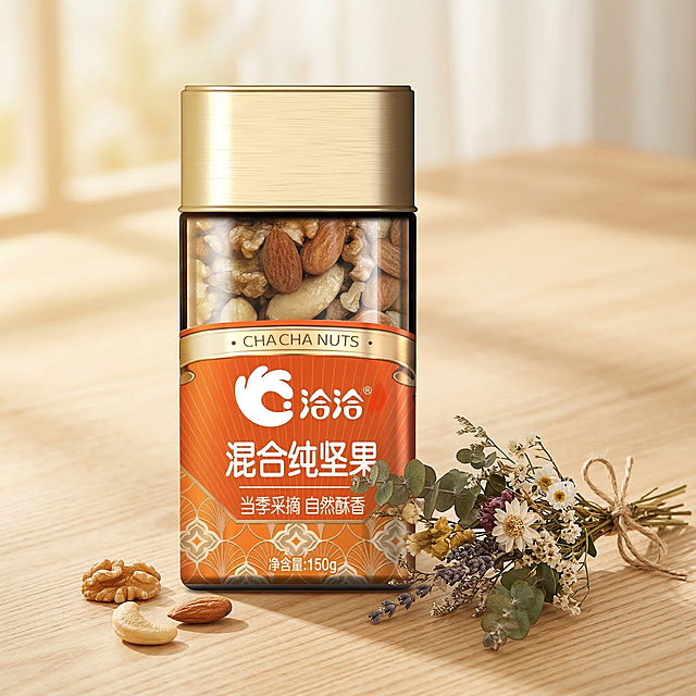 基于提供的洽洽混合纯坚果产品图，生成第三张800*800的温馨暖调电商产品主图，保留原产品包装，不添加任何文案，采用浅原木桌面背景，搭配一小束干花点缀，暖金色光影，温馨清新的自然风格