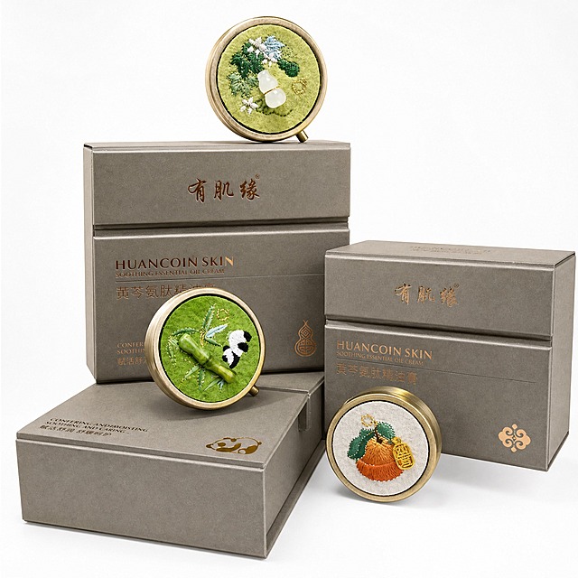 产品精修，产品置于纯白背景上，专业商业棚拍光，5500K标准中性白光，轮廓光，体积光，侧上方主光，曝光正确，强烈真实立体感，明暗对比强烈，材质层次分明，提亮黑色/深色区域的结构层次，拉开明暗过渡，恢复部件边界、接缝、转折面和厚度关系，避免一片死黑但保持原图深色属性，净化杂乱倒影、脏反射、环境色污染和黑块反射；金属重建干净棚拍高光条带，透明材质保留真实折射与透明层次，接地处保留干净浅淡的自然接触阴影，严禁大片投影、脏灰阴影和悬浮感，主体居中，商品完整入画不裁切，三款精油膏与对应外包装盒错落组合陈列，葫芦款在上、熊猫款在左前、柿子款在右，去除后方的透明杯子、粉色杯盖、钥匙扣挂件、充电头、电线、日历等所有非商品主体杂物，智能修补被遮挡区域保持包装与产品完整，商品外轮廓视觉体量约画面60%-80%，四边均匀留白约10%-20%，严禁满幅铺满与贴边顶满，极致超清画质，细节清晰锐利，商业级实拍质感，保留原图真实材质与结构细节，明显提升商品表面洁净度，清理灰尘、污渍、指纹、油污、胶痕和霉点，让表面从脏旧发闷变为干净可售卖状态，修复划痕、磨损、掉漆、飞边毛刺和使用旧痕，翻新为干净商业新品感，清除氧化发灰、锈蚀、黑灰污斑、脏旧痕迹和不均匀色块，明显提升金属表面洁净度、亮度和商业新品感，提升商品洁净度和商业新品感，清除旧痕、灰暗、脏斑和不均匀色块；保留原图颜色分区、材质色相、结构和功能细节，禁止整体提亮改色，修复边缘毛糙、锯齿、断边、布边毛丝、皮边毛糙、软胶溢边和抠图感，边缘自然清晰过渡，基于原图材质恢复纹理、颗粒、折射、高光、柔韧折痕、透明边线或工艺细节，避免糊成塑料感，清除底纹、广告条、贴片、角标、文字残留、非商品自带Logo、水印、平台标识和杂色背景，锁定原图商品颜色，颜色以输入图为唯一参考，分段部件颜色边界按原图锁定，还原真实物理色彩，消除灰暗感和偏色，锁定原图商品轮廓、件数、部件位置、连接关系、标签文字和可见功能细节，只做精修不重绘结构，外包装盒结构、文字排版、烫金字体与原图完全一致，禁止改文字、改排版、改盒型，精油膏罐口、肩线、刺绣图案和挂饰位置与原图一致，禁止改图案、改挂饰、拉伸盒身或重排文字，外包装纸盒：哑光/半哑光纸质感，柔和漫反射，低高光，铜色烫金字体：金属质感按原图锁定，保留拉丝、磨砂、香槟金或低反光金属观感，精油膏翻盖铜盒圆体：金属质感按原图锁定，保留拉丝、磨砂、香槟金或低反光金属观感，盒盖刺绣布艺：布艺/纺织质感自然，织纹方向清晰，纤维层次真实，玉石葫芦挂饰：透明塑胶/亚克力/PC质感，折射边线清晰，透明层次自然，竹节玉石挂饰：透明塑胶/亚克力/PC质感，折射边线清晰，透明层次自然，柿子挂饰：金属质感按原图锁定，保留拉丝、磨砂、香槟金或低反光金属观感，四分之三侧视图，略微俯视角度，展现三款产品组合的立体层次与包装细节，烫金字体光泽突出，标准透视校正，正常透视焦段，保持同类机位，比例1:1