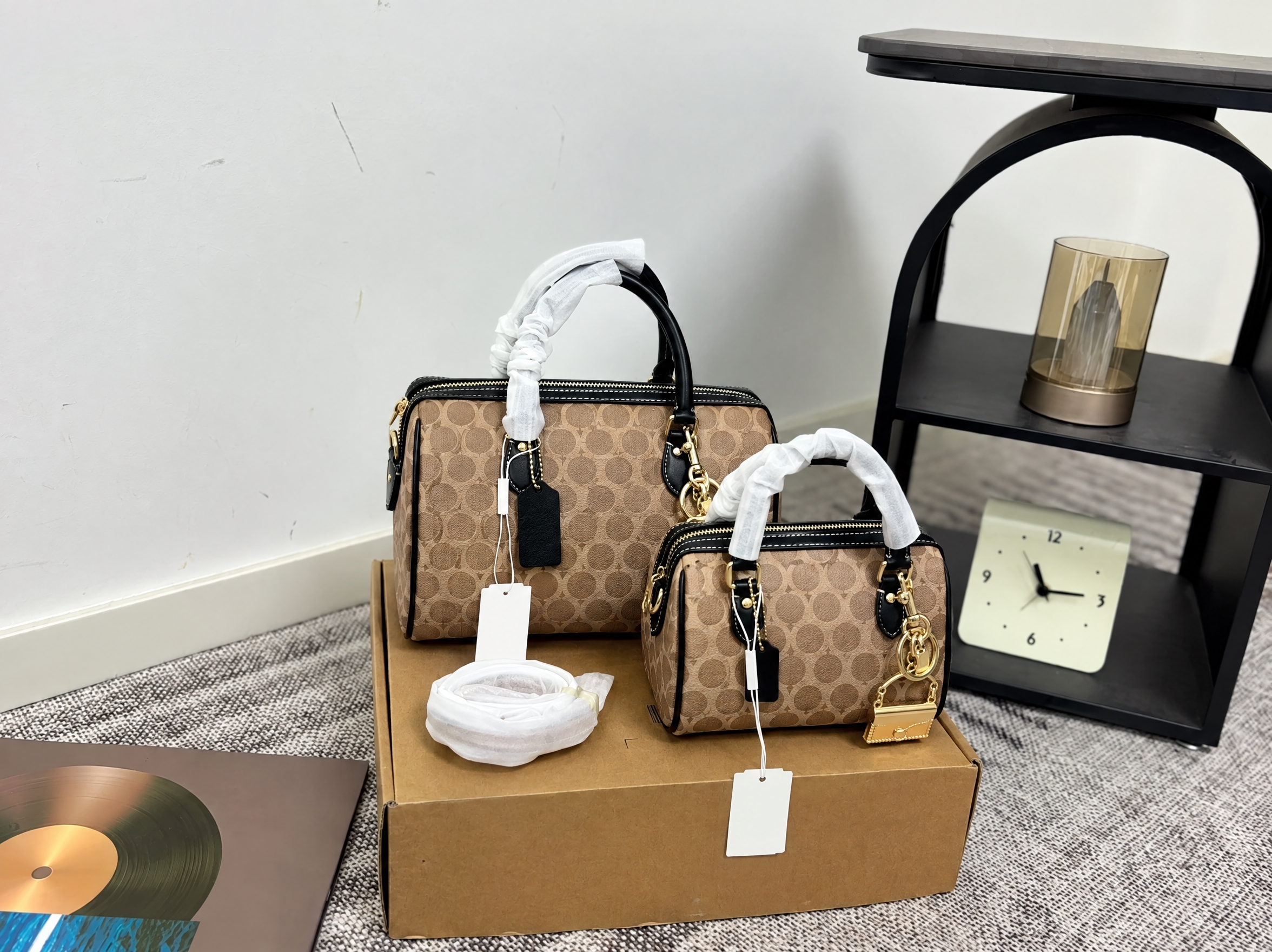 去掉图片中所有的COACH品牌LOGO和文字，包括包身金属LO… - 图片创意预览