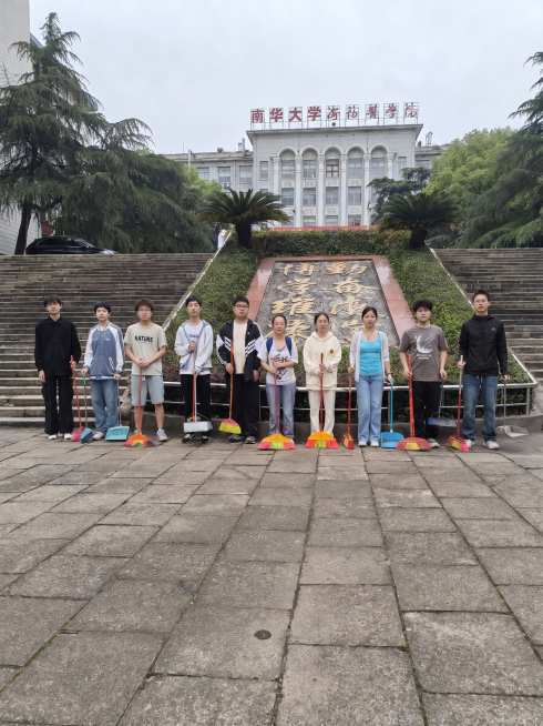 把第二张图里拿着扫帚和簸箕的男生合成到第一张合影的最右侧，保持整体光影、透视和色彩风格一致，让人物自然融入合影场景，保证真实感，不违和。预览效果