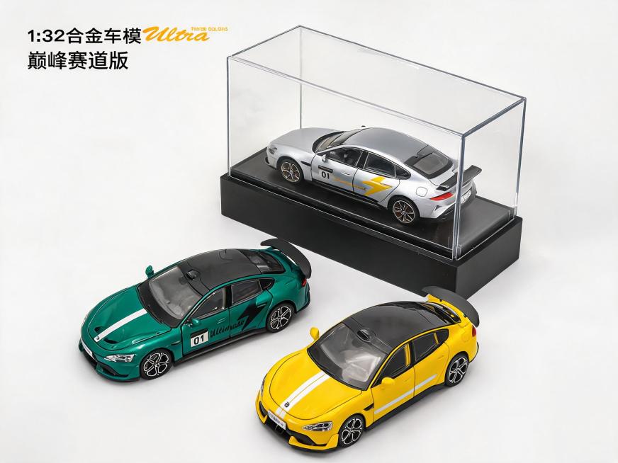 全家福场景展示：纯白背景 + 透明展示盒，把所有颜色的车模（黄、绿、银）整齐排列，部分车模放在透明盒里，部分直接摆放。角度是约45°俯角的平视俯拍，完整呈现所有车模的外观和配色。使用柔光箱打均匀光线，预览效果