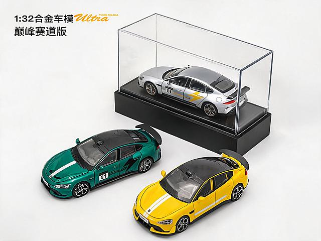 全家福场景展示：纯白背景 + 透明展示盒，把所有颜色的车模（黄、绿、银）整齐排列，部分车模放在透明盒里，部分直接摆放。角度是约45°俯角的平视俯拍，完整呈现所有车模的外观和配色。使用柔光箱打均匀光线，避免反光，透明盒干净无指纹，车模摆放留出间距，画面不拥挤。画面添加艺术体文案："1:32合金车模 Ultra 巅峰赛道版"