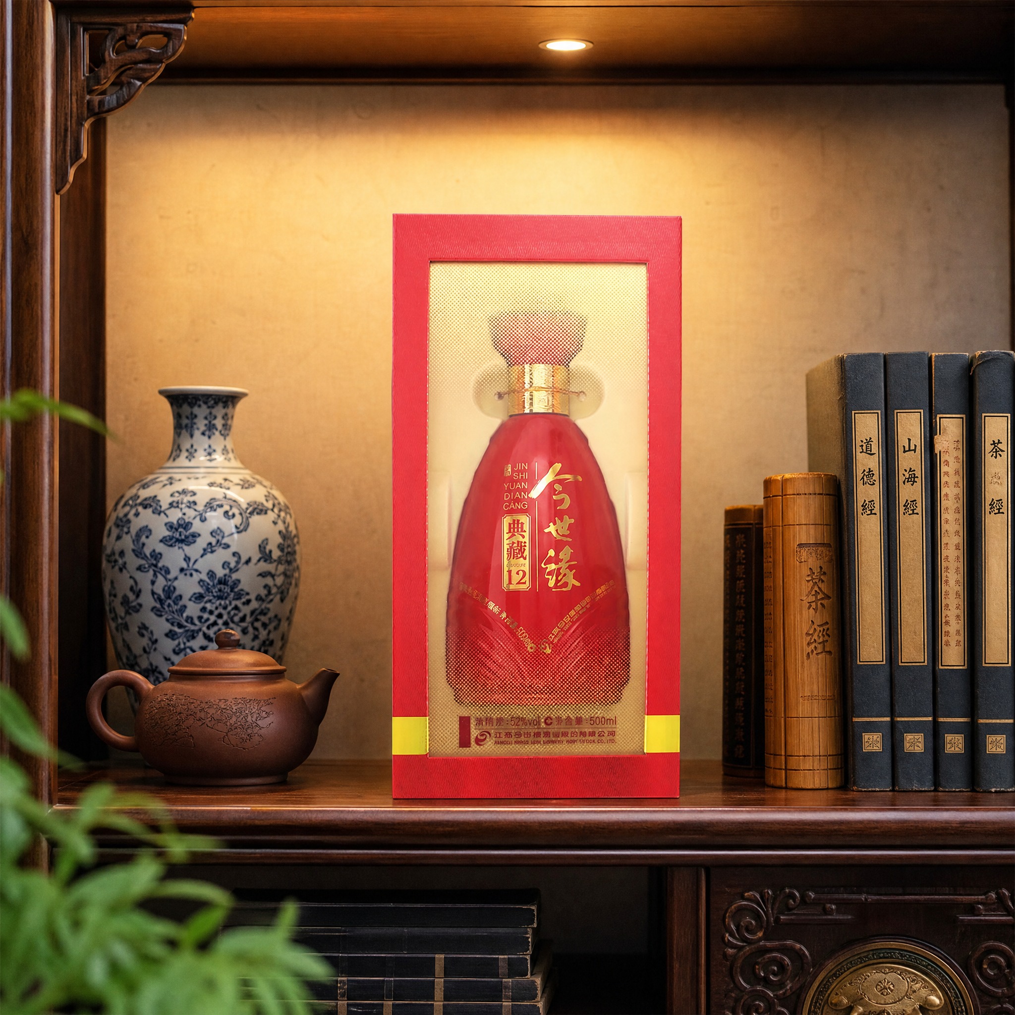 产品场景图，1:1比例。场景为新中式玄关/博古架场景，深色木质… - 图片创意预览