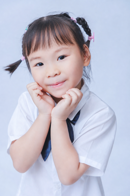 保持图片原有内容和风格不变，补充图1小女孩额头的刘海缺失部分，补充后的刘海样式参考图2小女孩的齐刘海效果预览效果