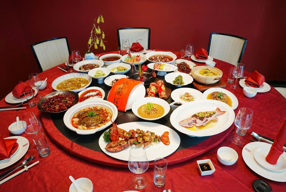 参考图片2的光感，把图片1的桌面铺红色桌布，背景变为红色预览效果