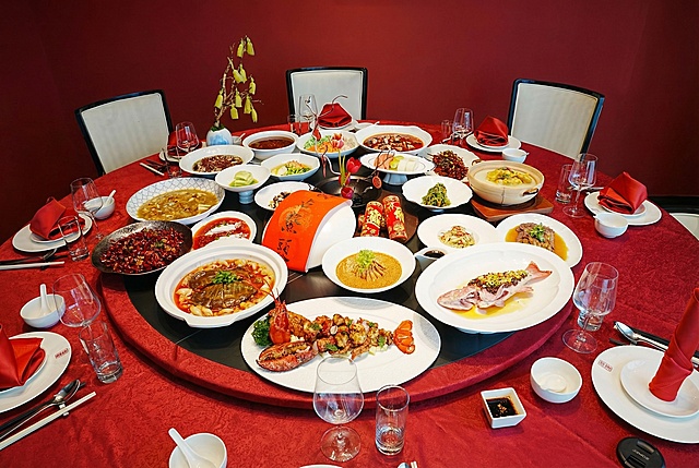 参考图片2的光感，把图片1的桌面铺红色桌布，背景变为红色