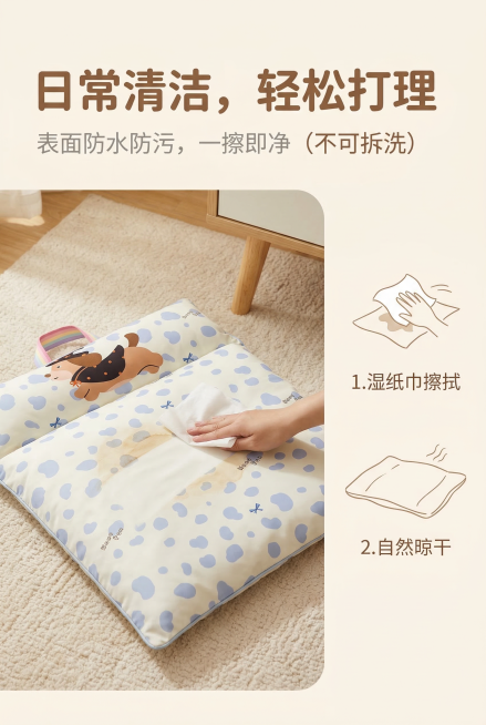 轻奢温馨风暖色调，杂志级精致排版，严格还原上传的产品图（任选一款，展示清洁场景），主标题：「日常清洁，轻松打理」（棕色圆润无衬线字体，左对齐），副标题：「表面防水防污，一擦即净（不可拆洗）」（浅灰色小预览效果