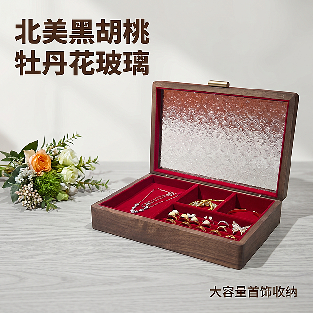 [主图 1] 北美黑胡桃木首饰收纳盒产品首图，采用牡丹花玻璃设计，展示首饰收纳后的整洁高级效果。[氛围风格] 轻奢中式，温润实木质感，整洁居家氛围。[画质] 商业摄影质感、光线柔和通透、产品清晰真实、画面干净高级。[元素] 打开的首饰收纳盒居中展示，盒内已经整齐摆放好各式金银珠宝首饰，北美黑胡桃木外框搭配红色绒布内衬，盒盖牡丹花压花玻璃通透清晰。左侧摆放一小束清新花艺作为点缀，背景为干净浅灰色原木桌面，右侧留出文案负空间。保持收纳盒外观（物理结构、材质质感、颜色）与输入产品图绝对一致，杜绝任何变形和色差，精细化处理。商品主体占比严格控制在60%-80%之间，画面满屏无边框。[光影] 顶部柔和自然光主光源，勾勒胡桃木温润纹理，红色绒布漫反射出柔和氛围，玻璃通透高光，首饰金属光泽自然，背景纯净简洁，明暗层次清晰。[配色] 主色胡桃木深棕，辅色酒红绒布，背景浅灰低饱和度衬托主体。[视角构图] 平视45度角，收纳盒为绝对视觉中心，景深适中，产品轮廓完整不裁切。[文字版式] 左上负空间左对齐留安全边距，大字文案写"北美黑胡桃 牡丹花玻璃"，深棕色粗体无衬线，右下角配小字"大容量首饰收纳"，文字清晰不遮挡主体，颜色对比鲜明易读。[比例分辨率] 1:1比例，2k分辨率，文字清晰可辨，超高清。[负向提示词] 变形，水印，文字错乱，产品图模糊，背景杂乱