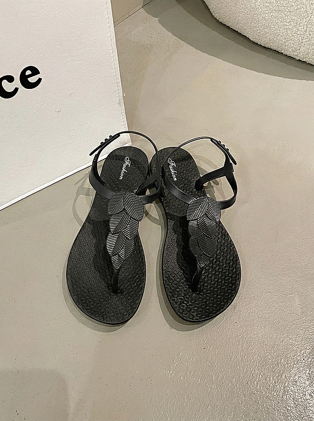 将图片比例修改为3:4，保留原图内容、黑色叶子凉鞋、浅灰色背景和风格不变，不改变画面内容，只调整比例