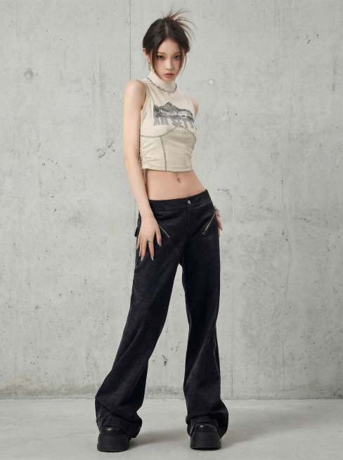 替换图片背景为简约的浅灰色工业风水泥墙，保持模特人物和裤子完全不变，自然融合光影效果预览效果