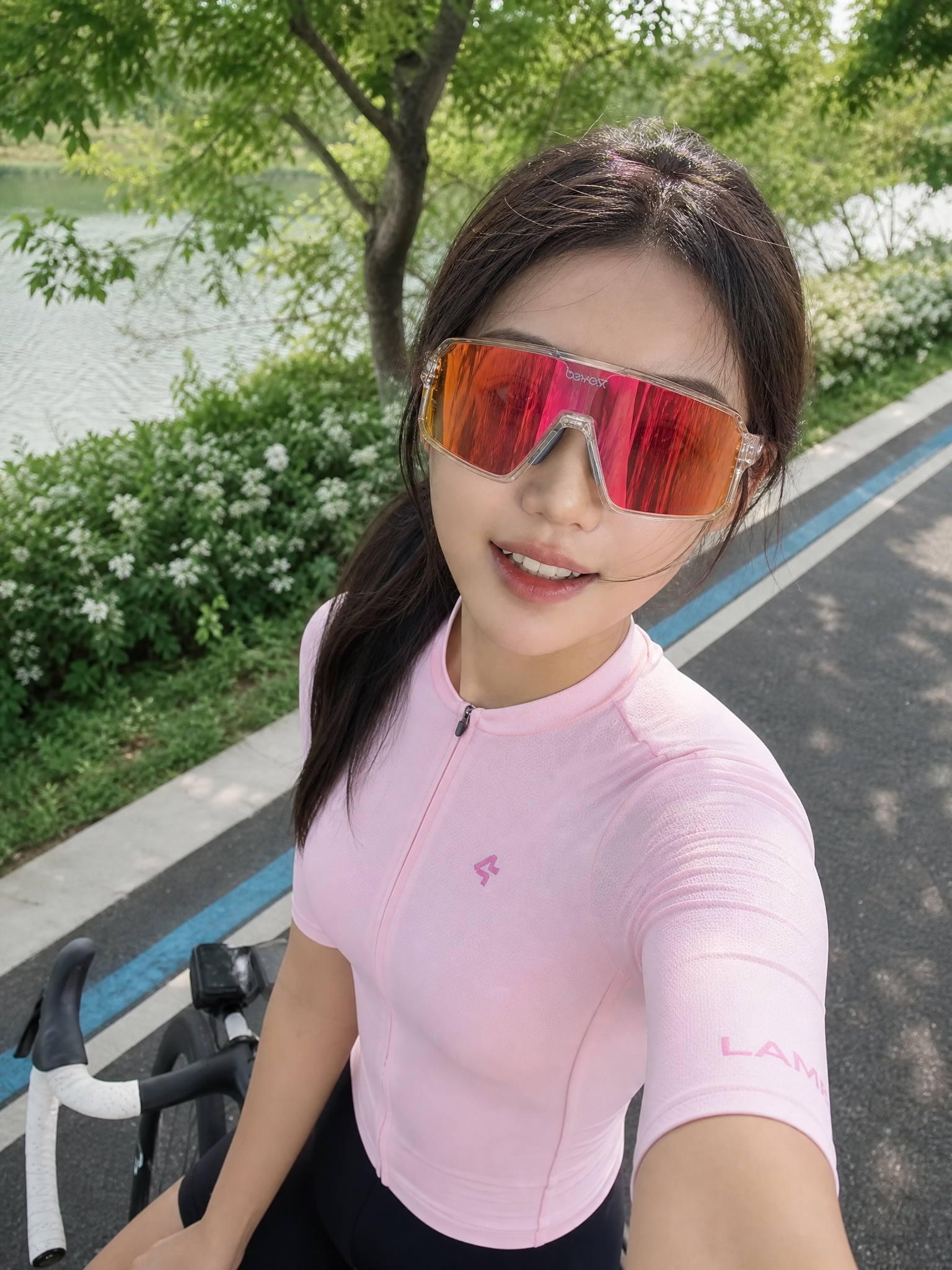 一位漂亮的中国女生，五官精致，化着干净又漂亮的妆容，哑光底妆，… - 图片创意预览