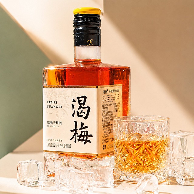 调整为符合京东平台的高级品质风主图，瓶身所有文字、产品外观保持原图不变，不做任何修改。优化为简洁稳重高级品质风格，文字占比控制在30%以内，突出产品本身。背景调整为低饱和莫兰迪多巴胺色块，去除过多飞溅元素，画面简洁干净，突出产品质感。保持冰块元素增加夏日质感，光影柔和高级，产品清晰通透，整体品质感强，符合京东平台定位。1:1比例，2k分辨率，瓶身文字完整不遮挡。负向提示词：修改瓶身文字，改变产品外观，文字占比过大，花哨杂乱，水印，文字错乱，遮挡主体。