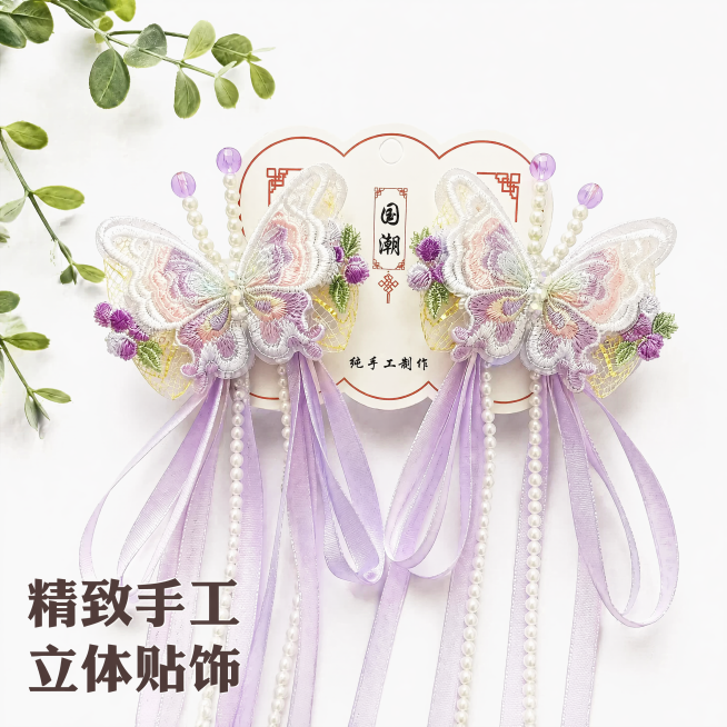 [主图] 手工Lolita发夹紫色款细节特写主图；保持紫色款发夹的材质、颜色、装饰、飘带完全一致，精修去除灰尘杂质，蕾丝纹理和珍珠细节清晰可见；参照参考图风格，纯白色背景，左上角点缀绿色枝叶；采用居中预览效果