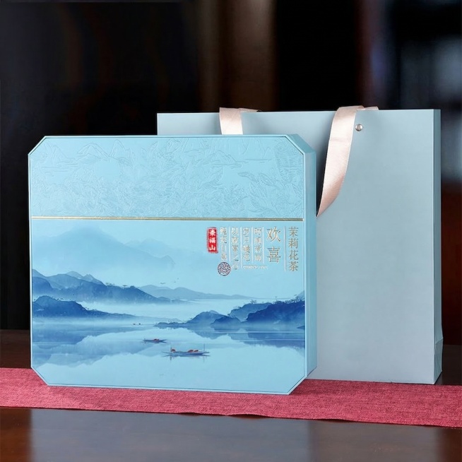 将包装上的文字“茉莉飘雪”修改为“茉莉花茶”，保持其余设计风格、图案和颜色不变预览效果