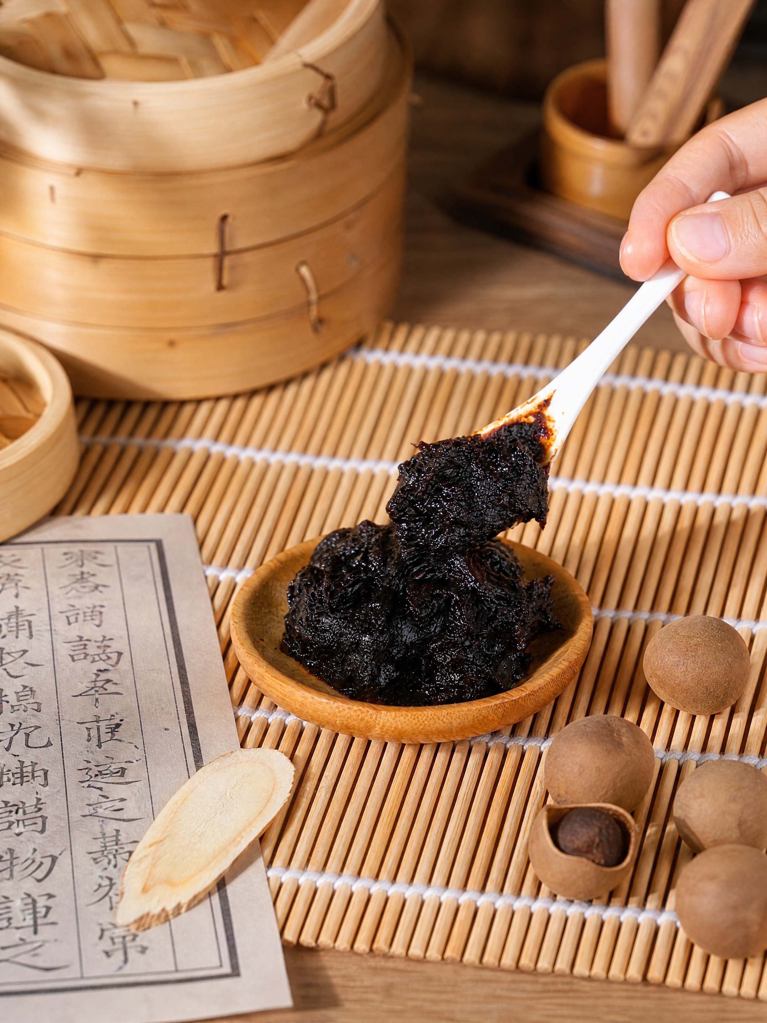 超写实中式养生食品摄影。 主体：木碟中的黑色膏方严格参照上传产… - 图片创意预览