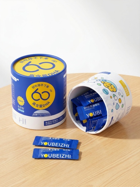 高清小红书风格产品图：蓝黄配色DHA鱼油爆珠产品，圆筒包装与独立小袋装清晰展示，木质桌面背景，明亮柔和棚拍光，真实接触阴影，细节锐利，质感高级，无手部/肢体，白底干净简洁预览效果