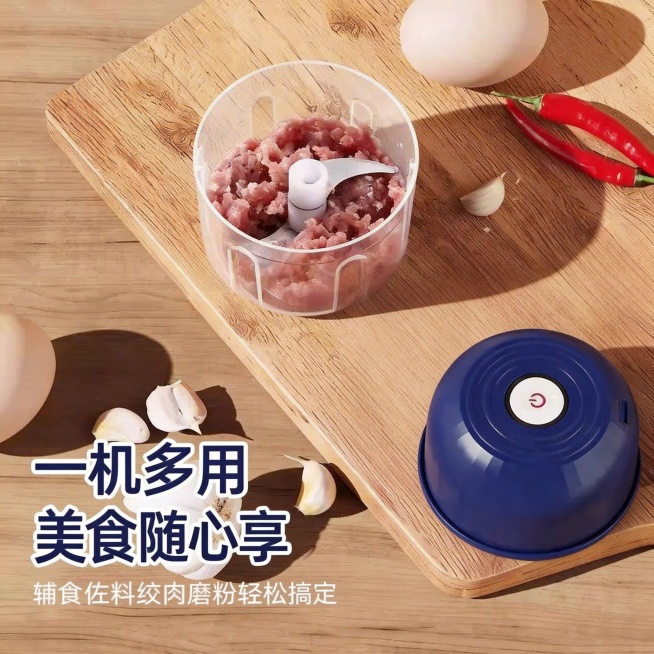 [主图-4] 多用途场景展示主图，展示电动无线绞肉机处理肉馅的使用效果。氛围风格：真实自然的厨房备菜场景，实用有食欲。画质：商业摄影质感，光线柔和通透，产品清晰真实，画面干净高级。元素：打开盖子的绞肉预览效果