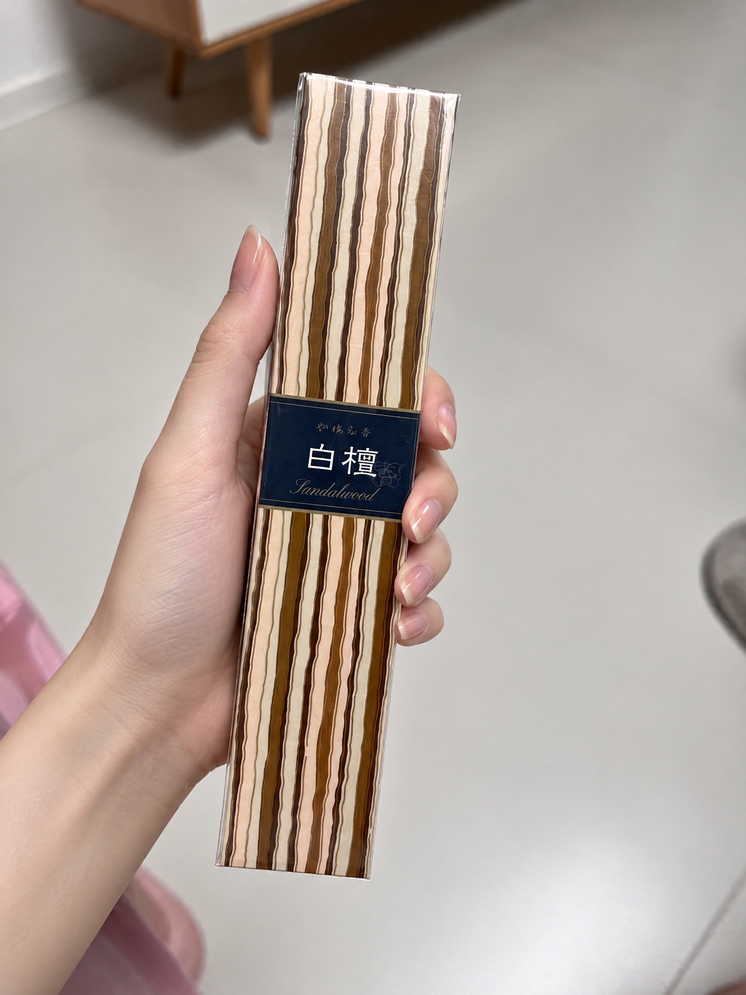 将图片中男性的手替换为漂亮纤细的女性手，皮肤白皙细腻，手指修长… - 图片创意预览