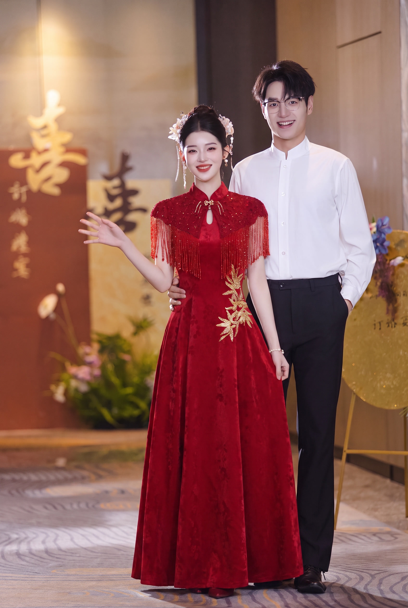 请将参考图1的【红色流苏披肩旗袍礼服】1:1 还原其款式、颜色… - 图片创意预览