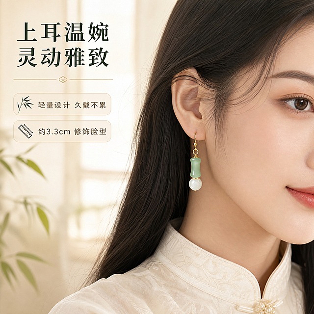 [主图-3] 佩戴效果展示，亚洲女性耳部特写，直观呈现上耳效果与尺寸比例。
[统一基调] 新中式国风轻奢风格；背景主色=米白柔焦质感；标题字色=深墨绿；辅助字色=暖灰褐；强调色=暖金色；字体=宋体衬线粗体（标题）+简洁无衬线（辅助）；组件=细线分隔、竹叶小图标、圆角浅底小标签；整体克制精致，文字占比低。
[画面] 亚洲年轻女性右侧脸部+耳部特写，侧脸约45度，耳环佩戴在耳上清晰展示，焦点在耳环；模特皮肤白皙通透，深色长发自然垂落肩侧，穿米白色立领新中式上衣（领口可见）；背景为浅米色室内柔焦虚化，有窗光感，背景干净突出人物与耳环；耳环大小比例真实自然，约3.3cm长度修饰脸型。
[光影质感] 右侧窗光为主光源，左侧柔补光提亮面部暗部；皮肤通透有光泽，耳环金属与玉石质感真实，光影自然融入场景；整体暖调柔光，氛围温婉雅致。
[配色] 米白柔焦底为主，模特肤色自然，耳环浅豆绿+暖金+珍珠白，文字深墨绿+暖灰褐；整体色调统一温润。
[文字版式] 左上角横排主标题「上耳温婉 灵动雅致」（深墨绿宋体粗体），下方两行辅助文「轻量设计 久戴不累」「约3.3cm 修饰脸型」（暖灰褐小字）；文字放在画面负空间，不遮挡模特脸部和耳环。
[输出要求] 比例1:1，2048×2048，2K，耳环清晰，模特面部自然无扭曲，文字可读，无变形错字，无水印无平台Logo，无手部畸形或穿模。