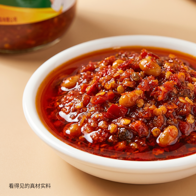 [主图 3] 美乐富顺香辣酱酱料细节特写图。
[氛围风格] 微距特写，极致食欲感；
[画质] 商业摄影质感、光线柔和通透、产品清晰真实、画面干净高级；
[元素] 近距离微距拍摄盛放在白瓷碟中的香辣酱，预览效果