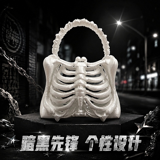 使用商品详情页技能根据商品图「图片1」生成详情页，参考图为，商品名称为骨头包，卖点为整块骨架结构一次打印，无拼接缝隙，肌理还原真实肋骨骨骼，凹凸骨骼纹路清晰立体，质感拉满。，适配平台为淘宝/天猫，图片比例为3:4，需求屏数为3张，再生成2张1:1的商品封面图