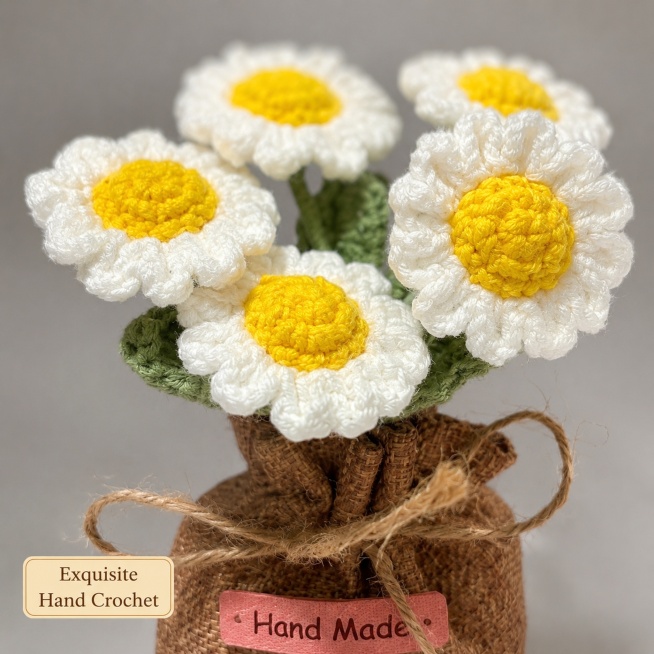 [主图-2] Handmade crochet craft details close-up of daisy potted. Light gray gradient background. Keep预览效果