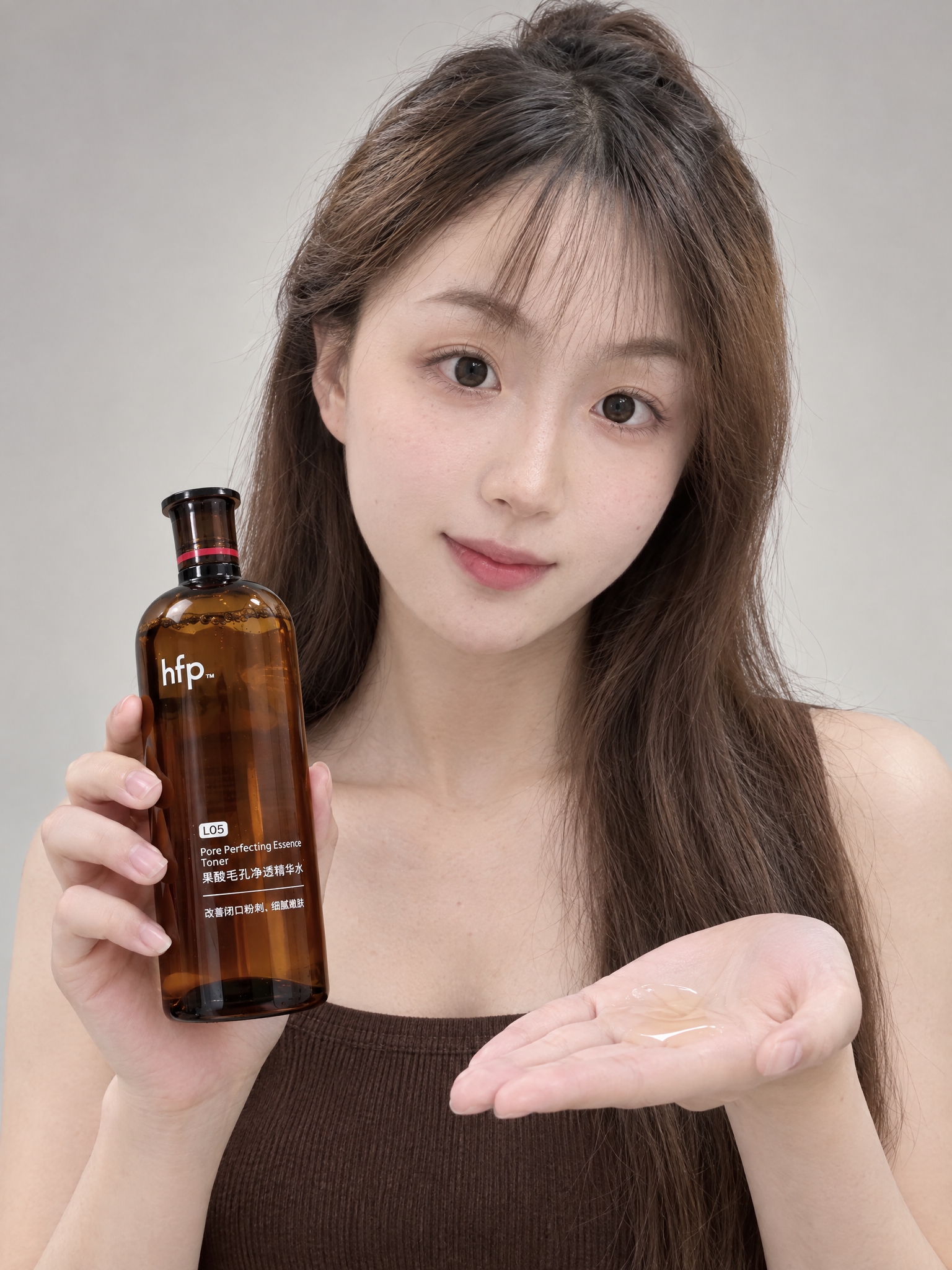 专业美妆产品棚拍，年轻东亚女性模特，面容与参考图中女孩完全一致… - 图片创意预览