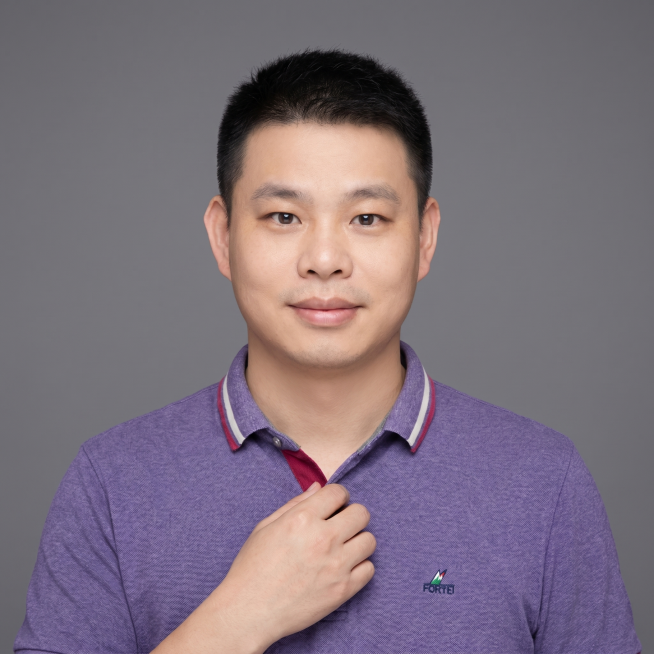 参考图中保留人物脸型、发型、年龄等特征生成通用职场大头像形象照，标准焦段50mm，f/4光圈，平视视角，镜头与人物视线齐平；人物占画面70%，人物居中，位于画面中心，为视觉聚焦点，入境范围仅头部及肩部预览效果