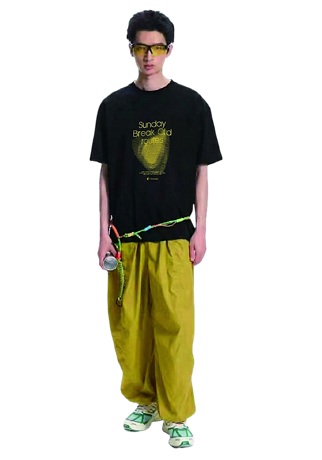 把上衣前中的印花在現基礎上縮小30%，其餘保持不變