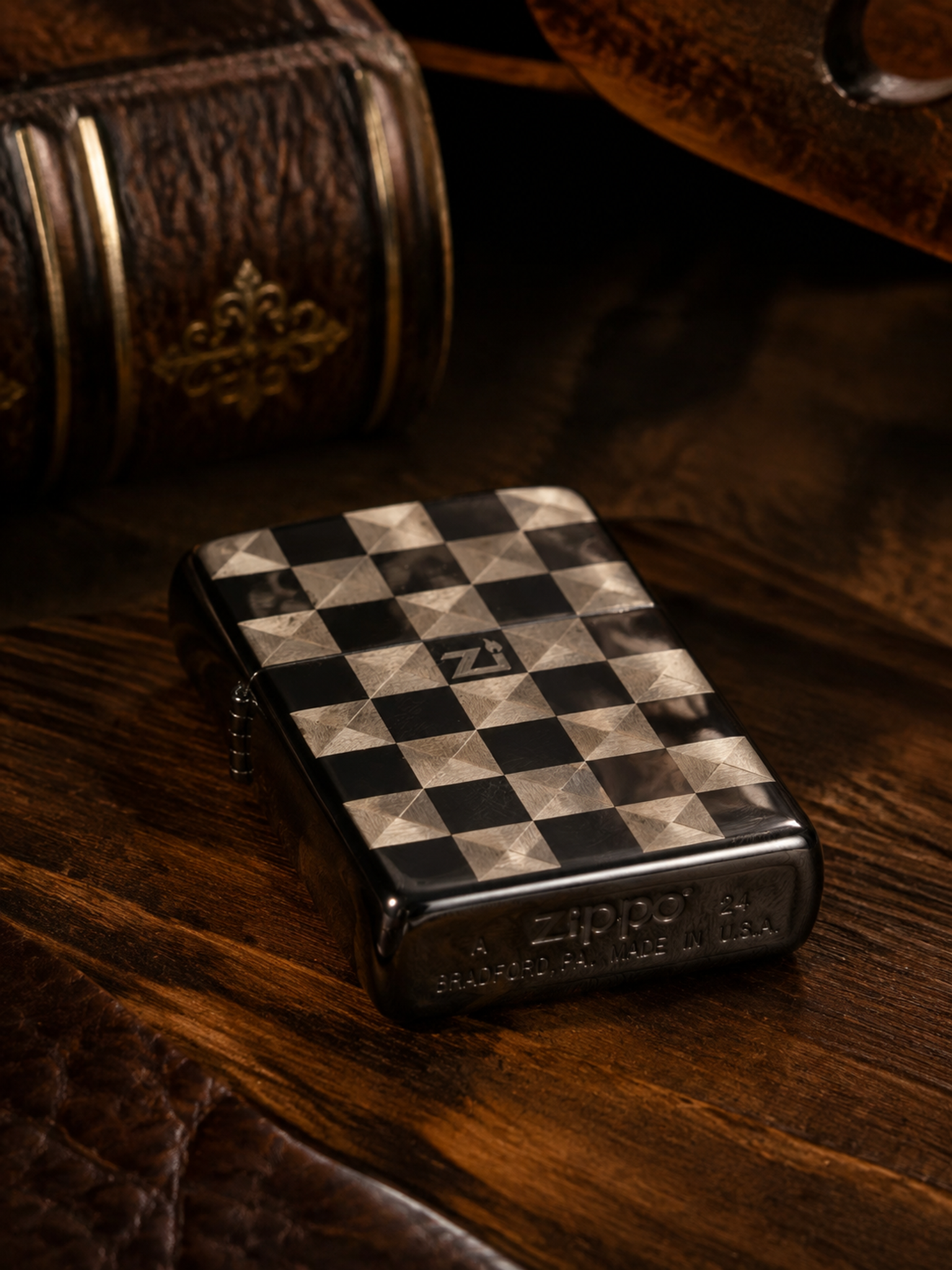 电商主图，商业静物摄影，以棋盘格金属打火机为主体，完整保留黑银… - 图片创意预览