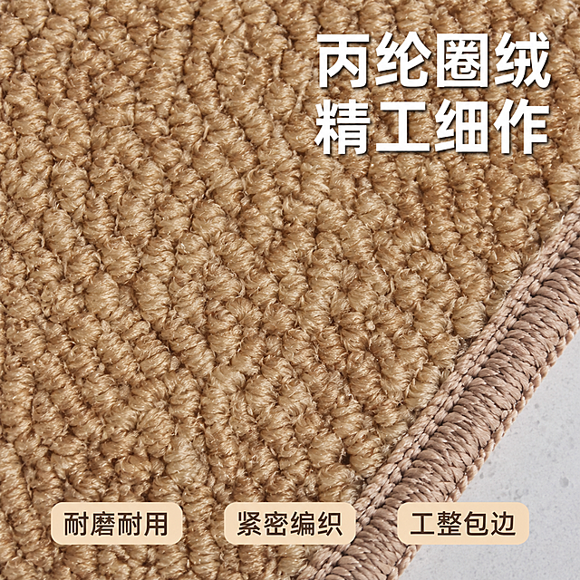 [主图-3] 驼色地垫材质工艺微距特写展示。
[氛围风格] 高级材质质感微距风；
[画质] 商业摄影质感、光线柔和通透、产品清晰真实、画面干净高级。
[元素] 地垫圈绒纹理超特写满屏，清晰展示每一根丙纶纤维的圈绒结构，驼色纤维色泽均匀有光泽。画面右下角展示地垫包边工艺特写，包边缝线整齐细密，圆角处理精致。**保持地垫外观（即物理结构、材质质感、颜色驼色、圈绒纹理、包边缝线细节）与输入产品图保持绝对一致，杜绝任何变形和色差，精细化处理**。画面满屏沉浸感。
[光影] 侧光打亮圈绒纹理，形成丰富的明暗层次，突出纤维质感与立体结构，光线柔和不刺眼。
[配色] 主色驼色；辅色同色系深浅变化。
[视角构图] 微距特写视角，圈绒纹理占据画面主体，右下角小区域展示包边工艺。
[文字版式] 右上叠大字号标题"丙纶圈绒 精工细作"，白色粗体带轻微阴影；底部横排三个小标签："耐磨耐用""紧密编织""工整包边"，浅驼色底深棕字。
[输出要求] 1:1比例，文字清晰锐利，画面超高清商业摄影质感。
[负向提示词] 变形，文字错乱，产品图模糊，背景杂乱，水印，电商平台Logo。
