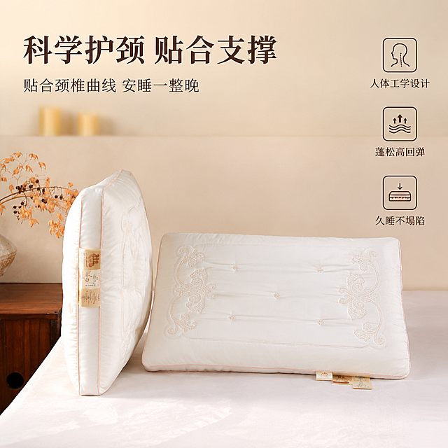 [主图-4] 蚕丝枕护颈支撑结构展示图
[氛围风格] 温馨专业家居风，柔和自然光，强调功能结构
[画质] 商业摄影质感、光线柔和通透、产品清晰真实、画面干净高级、满屏无边框
[元素] 画面中两只蚕丝护颈枕呈45度角摆放，一只平放展示正面全貌，一只侧立展示厚度与内部承托结构感。枕头饱满蓬松，侧面展示出良好的支撑厚度，约10-12cm左右。背景为暖米色卧室墙面虚化，下方是奶白色床面，左侧有深胡桃木床头柜一角和干花装饰。枕头正面刺绣清晰，侧边滚边和布标完整可见。保持枕头外观（即物理结构、材质质感、颜色、刺绣图案）与输入产品图一致，杜绝任何变形和色差。两只枕头组合占画面约65%。
[光影] 左前侧柔和主光，右侧辅助补光，枕头立体感强，侧立枕头的厚度层次分明，底部有自然柔和阴影，整体温暖通透。
[配色] 主色调奶白米杏；辅色暖棕木色、粉色点缀。
[视角构图] 平视微俯角度，两只枕头呈L型摆放，平放枕头在后偏右，侧立枕头在前偏左，形成前后层次，突出厚度与支撑感，浅景深背景虚化。
[文字版式] 左上负空间左对齐排版。主标题大字为"科学护颈 贴合支撑"，深棕色粗衬线体，字号最大；副标题小字为"贴合颈椎曲线 安睡一整晚"，同色系细体。画面右侧竖向排列三个卖点，每个卖点前有小方形图标：第一个"人体工学设计"，第二个"蓬松高回弹"，第三个"久睡不塌陷"。文字和图标均为深棕色，右对齐排列。
[输出要求] 1:1比例，文字清晰可辨，超高清商业摄影质感
[负向提示词] 变形，文字错乱，产品图模糊，背景杂乱，水印，电商平台Logo，多余的手，人物