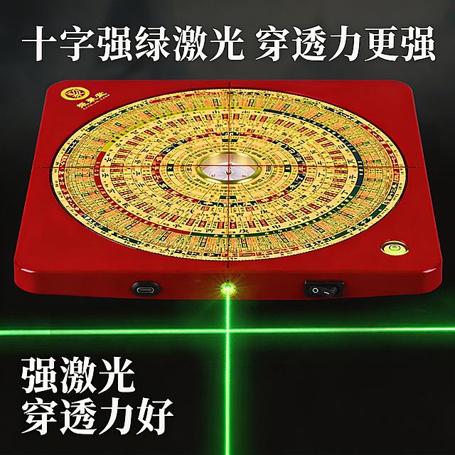 [主图主题] 强激光穿透力效果展示
[氛围/风格] 中式简约，突出激光效果
[画面元素] 红色激光罗盘放置在画面中心，正面展示十字绿色强激光穿透射出，激光效果清晰明亮，在深色背景下呈现绿色光路，突出强激光穿透力特点，保持罗盘外观不变
[配色色系] 红色主体，深色背景，绿色激光，金色文字
[视角构图] 居中平视，主体占比60%，突出激光效果
[文字版式] 顶部主标题 "十字强绿激光 穿透力更强"，白色粗体，字号醒目；左下角标注卖点 "强激光 穿透力好"，文字清晰明亮悬浮于背景，不遮挡产品
[比例分辨率] 2k分辨率