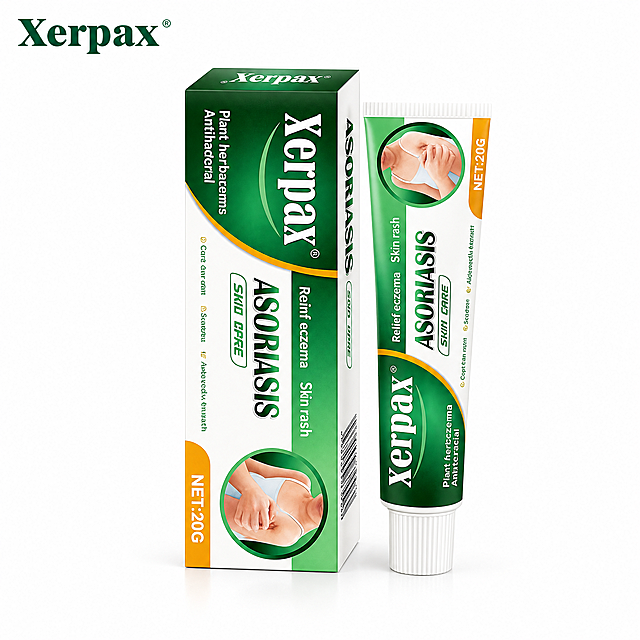 [主图-1] Xerpax Asoriasis Krim Kulit Herba 20g，首图白底产品展示，突出品牌与产品外观。
[统一基调] 马来西亚跨境电商主图，马来语文案，明亮清新风格，品牌主色为深绿+白色+橙黄点缀，主标题用干净无衬线粗体深绿色，辅助文字用深灰色，强调色橙黄色，信息组件用圆角浅绿/白底卡片，整体简洁专业，移动端易读。
[画面] 纯白背景，产品居中偏上，左侧为产品外盒正面，右侧为软管膏体，两者呈45度微侧角度摆放，外盒略高、软管略靠前，形成层次。产品占画面约85%。左上角放置Xerpax品牌Logo，与产品包装上的Logo样式一致。底部有轻微自然接触阴影，产品悬浮感弱，真实落地。
[光影质感] 商业摄影棚拍质感，柔光箱均匀布光，主光来自左上方，阴影柔和自然，包装表面有轻微高光反射，体现纸盒与软管的材质差异，整体干净通透。
[配色] 纯白背景，产品本身的深绿、白色、橙黄色为主视觉，无多余色彩干扰。
[文字版式] 首图为Amazon风格白底主图，除产品本身印刷文字和左上角品牌Logo外，不添加任何额外标题、卖点文字或促销信息，符合跨境平台首图规范。
[输出要求] 比例1:1，2048x2048，产品清晰锐利，边缘干净无白边残留，无变形、错字、模糊、水印、平台Logo。负向：产品变形、颜色偏差、背景脏污、多余文字、水印、边框、人物、道具。
