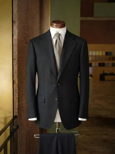 将图1的西装穿在图2的人台模特上，保持图2的西装款式不变预览效果