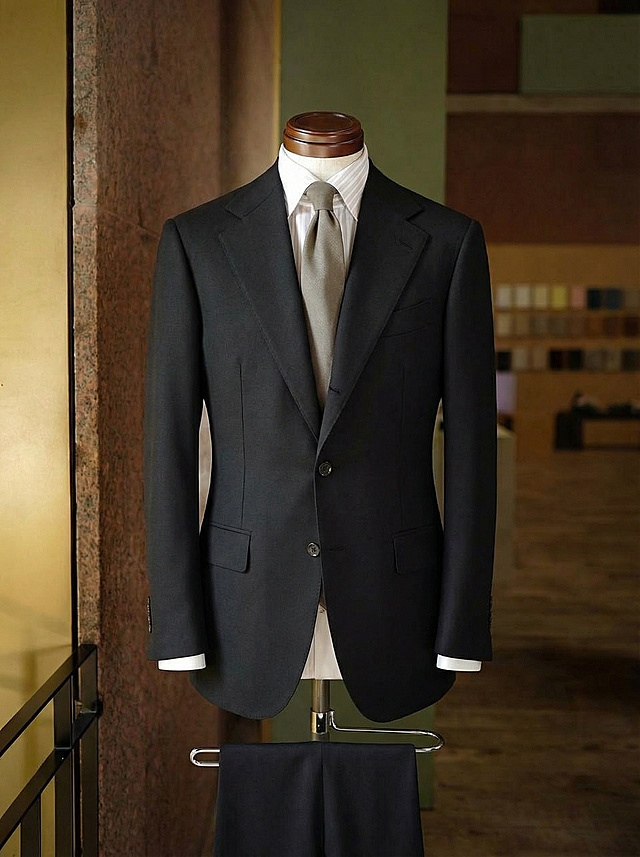 将图1的西装穿在图2的人台模特上，保持图2的西装款式不变