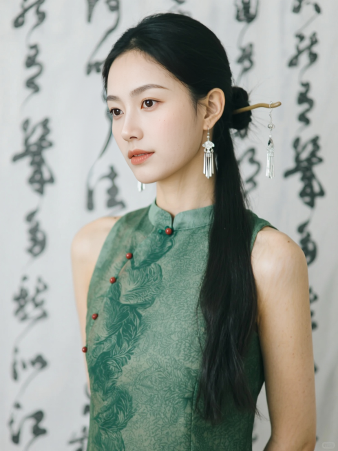 女生，半扎发，绿色旗袍，一根发簪，流苏耳环，水墨书法背景预览效果