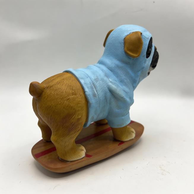 以参考图中的沙皮狗摆件为主体，制作1:1比例的电商主图，展示摆件的右后侧45度角度，风格写实简约，背景为干净的浅灰色渐变，突出产品质感，不添加浮夸元素预览效果