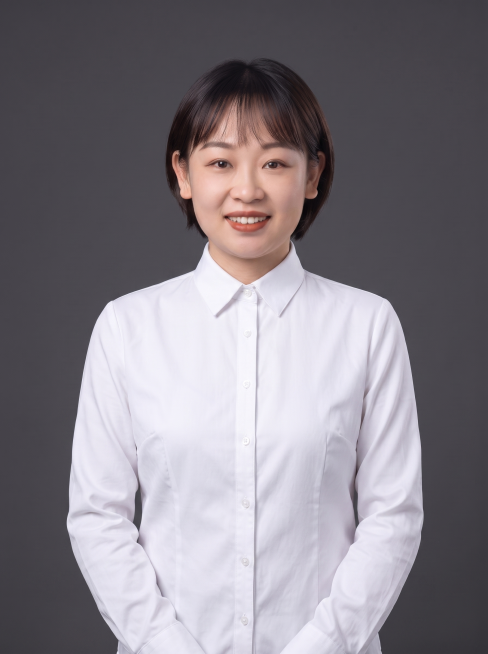 调整为完全正面角度，修改衣服为纯白色无任何装饰的衬衣，将扣子全部扣整齐，保持职业半身形象照预览效果