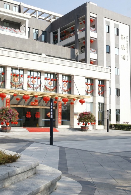 添加除夕氛围，不添加人，不黑夜，没有烟花，可添加红色春联、福字、红灯笼等装饰预览效果
