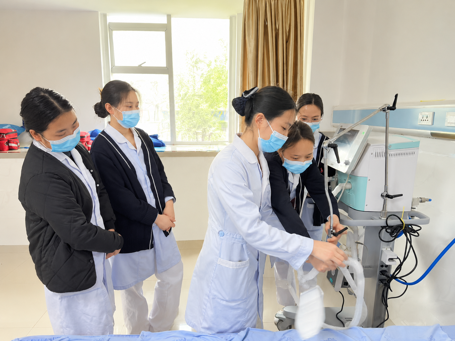 消除图片后方穿白大褂戴眼镜的男生，将其所在区域用周围的窗户、墙… - 图片创意预览
