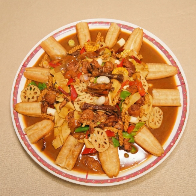 将这盘美食图片调整为75度俯视视角，保留所有菜品细节和真实色彩，画面自然协调预览效果